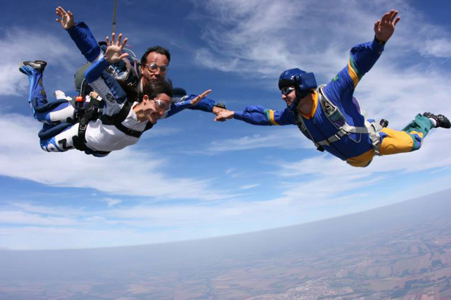 Skydiver's Paraquedismo Profissional Dropzone Image